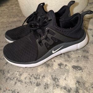 Nike Women’s Acalme Size 7